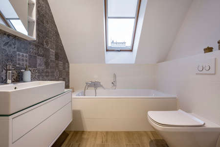 Neues Design Dachboden Bad In Schwarz Und Weiß Mit Dusche, Badewanne ... Neues Design Dachboden Bad In Schwarz Und Weiß Mit Dusche, Badewanne ...