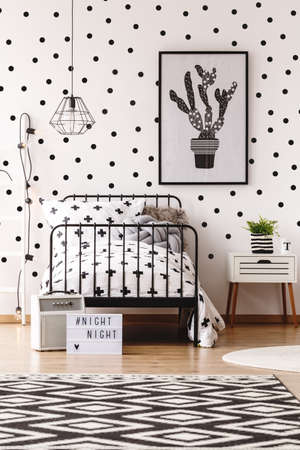 幾何学的なカーペットとの黒のドットの白の壁紙を単色の子供の部屋の簡単なポスター の写真素材 画像素材 Image 幾何学的なカーペットとの黒のドットの白の壁紙を単色の子供の部屋の簡単なポスター の写真素材 画像素材 Image