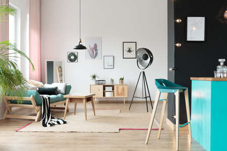 Holztisch Im Geräumigen Monochromatischen Wohnzimmer Mit Sofa Und ... Holztisch Im Geräumigen Monochromatischen Wohnzimmer Mit Sofa Und ...
