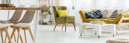 Colorido Sofá Con Mesa De Centro Y Mesa De Comedor De Madera En El ... Colorido Sofá Con Mesa De Centro Y Mesa De Comedor De Madera En El ...