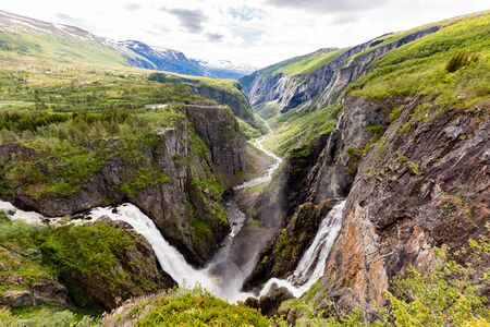 Voringsfossen 滝は ビュー ノルウェーで人気のある観光名所を閉じます 峡谷の崖の上の視点からの写真 ハルダンゲル高原 ノルウェー の写真素材 画像素材 Image Voringsfossen 滝は ビュー ノルウェーで人気のある観光名所を閉じます 峡谷の崖の上の視点からの写真 ハルダンゲル高原 ノルウェー の写真素材 画像素材 Image