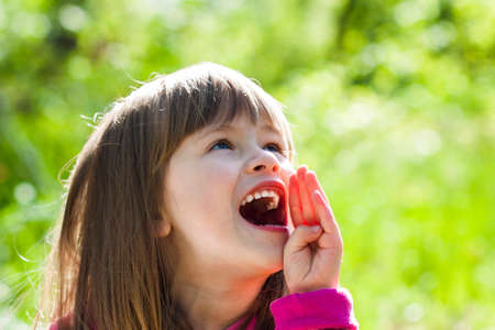 叫び顔の表情と可愛い少女のクローズ アップの肖像画 の写真素材 画像素材 Image