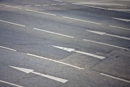 郊外の私道で道路標示として矢印標識 の写真素材 画像素材 Image 郊外の私道で道路標示として矢印標識 の写真素材 画像素材 Image