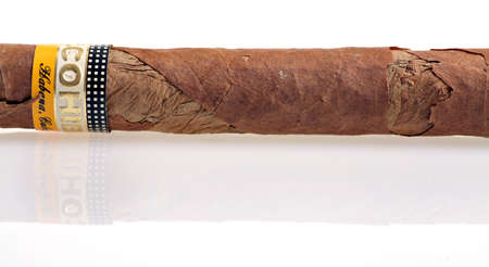 ブカレスト ルーマニア 12 年 2 月 28 日 古いコイーバ キューバ産の葉巻が白で隔離の詳細 コイーバは一般的な葉巻の会社の米国ベースのキューバとドミニカ共和国を生産プレミアム シガーの 2 種類のブランドです の写真素材 画像素材 Image