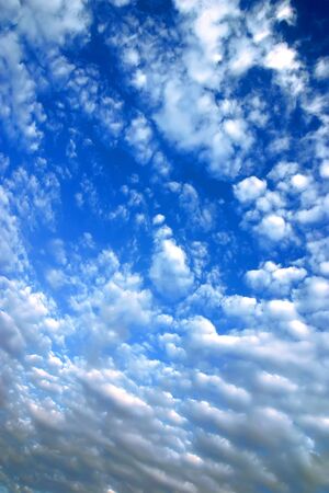 縦向きに雲と青い空の写真素材・画像素材 Image 9834797