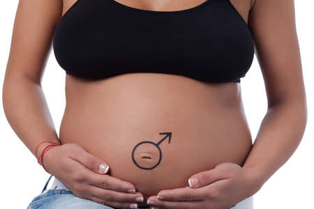 これまで女性のおなか おへそ周りサインがふざけて溺れて火星を持つ子供と行って彼女の腹部に手します の写真素材 画像素材 Image