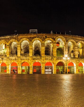 ヴェローナ イタリア アレーナ ディ ヴェローナ で美しい夏の夜のヴェローナ アリーナ の写真素材 画像素材 Image