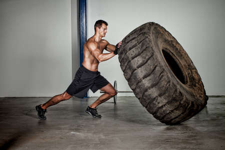 CrossFit обучение - мужчина листать шин