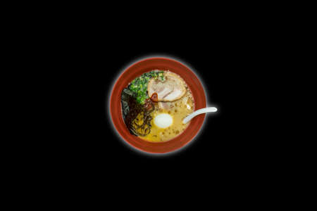 おいしいとんかつ 豚骨スープ 卵 海藻 ねぎラーメンの赤いボウル 暗い背景に分離 の写真素材 画像素材 Image
