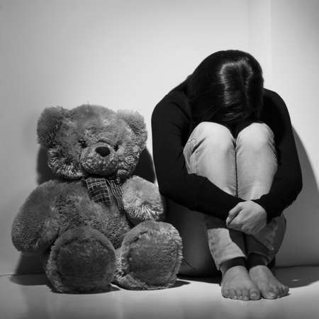 クマのぬいぐるみを持つ女性 窓の前に座って 彼女のテディベアを抱いてうつ状態の若い女性 の写真素材 画像素材 Image クマのぬいぐるみを持つ女性 窓の前に座って 彼女のテディベアを抱いてうつ状態の若い女性 の写真素材 画像素材 Image