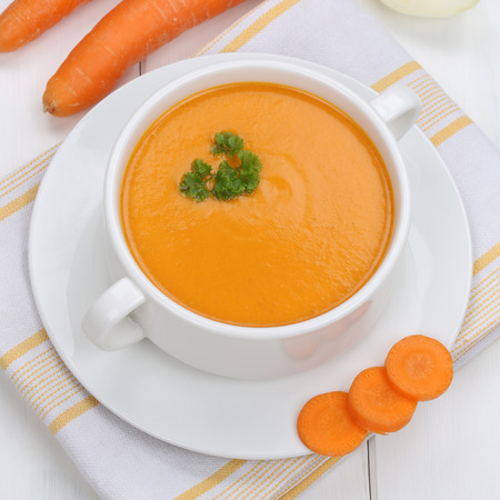 a carrot: ăn cà rốt bữa ăn trưa lành mạnh súp với cà rốt vào tô