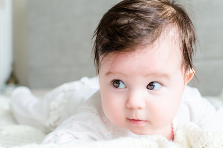 素敵な白い斑点を付けられたロンパーで黒ブルネットの髪でかわいい甘い新生児女の子合わせてハシバミ茶色の美しい大きな目で見ると自宅のベッドの上の白いウールの毛布の上に横たわる の写真素材 画像素材 Image 素敵な白い斑点を付けられたロンパーで黒ブルネットの髪でかわいい甘い新生児女の子合わせてハシバミ茶色の美しい大きな目で見ると自宅のベッドの上の白いウールの毛布の上に横たわる の写真素材 画像素材 Image