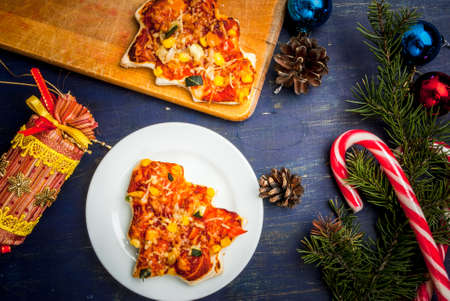 子供のためのおかしいクリスマスの食事 クリスマスの木 野菜 チーズの形でピザ の写真素材 画像素材 Image