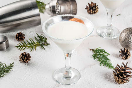 クリスマスドリンクのアイデアとレシピ ホワイトチョコレートスノーフレークマティーニカクテル クリスマスの装飾と白い大理石のテーブルに コピースペース の写真素材 画像素材 Image クリスマスドリンクのアイデアとレシピ ホワイトチョコレートスノーフレークマティーニカクテル クリスマスの装飾と白い大理石のテーブルに コピースペース の写真素材 画像素材 Image