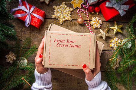Coffret cadeau de noël. concept d'échange de cadeaux noël nouvel an sur la pandémie de covid-19. jeu de poste secret du père noël. emballage de cadeaux, biscuits en colis. fond en bois, avec branche d'arbre de noël et décor Banque d'images