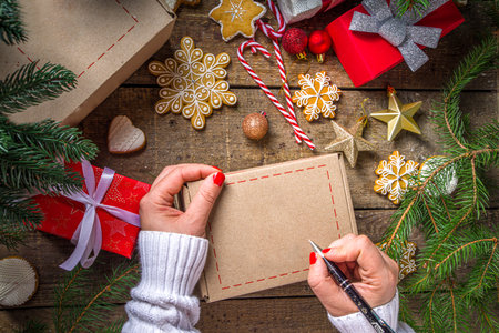 Coffret cadeau de noël. concept d'échange de cadeaux noël nouvel an sur la pandémie de covid-19. jeu de poste secret du père noël. emballage de cadeaux, biscuits en colis. fond en bois, avec branche d'arbre de noël et décor