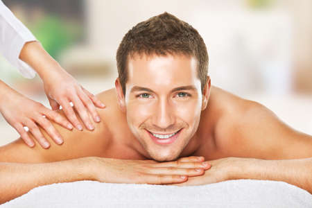 Massage: Молодой человек расслабился в спа- Фото со стока