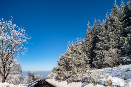 青い空を背景に美しい白い凍結の木 絵のような豪華な冬景色 アルザス フランス の写真素材 画像素材 Image 青い空を背景に美しい白い凍結の木 絵のような豪華な冬景色 アルザス フランス の写真素材 画像素材 Image