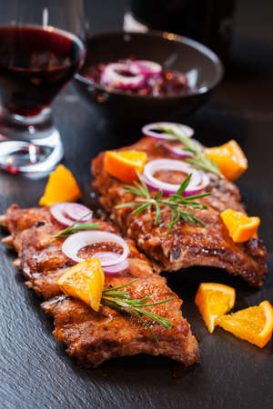 grilled pork: BBQ xương sườn phụ tùng ướp trong nước sốt màu cam với các loại thảo mộc và rượu vang