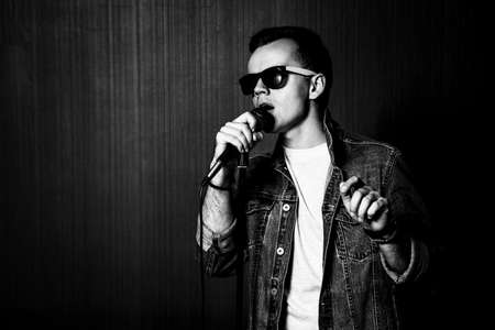 若い男のサングラス ジーンズ ジャケットのマイクを使って歌う 歌手の歌のできばえ コンサートや音楽のコンセプト 暗い背景 黒と白の写真 の写真素材 画像素材 Image 若い男のサングラス ジーンズ ジャケットのマイクを使って歌う 歌手の歌のできばえ コンサートや音楽のコンセプト 暗い背景 黒と白の写真 の写真素材 画像素材 Image