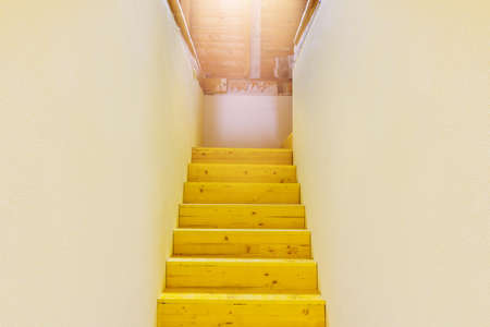 光沢のある屋根裏部屋に木製の階段上方 の写真素材 画像素材 Image 光沢のある屋根裏部屋に木製の階段上方 の写真素材 画像素材 Image