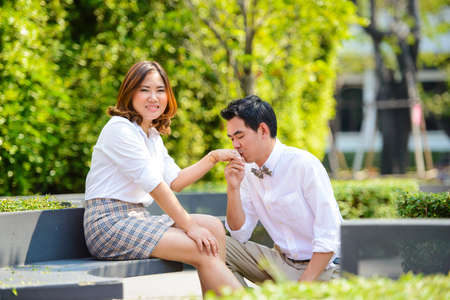 若い女性の手のひらにキス若いアジア人の男性 の写真素材 画像素材 Image