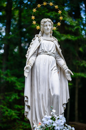 Statue De La Vierge Marie En Couronne De 12 Etoiles Banque D Images Et Photos Libres De Droits Image