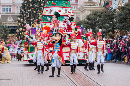 ディズニーランド パリ パリ 13 年 12 月 31 日 ディズニーのクリスマス パレード の写真素材 画像素材 Image