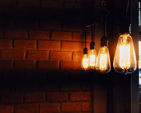 レンガの壁の背景を持つコーヒーショップのカフェでヴィンテージ古いランプ の写真素材 画像素材 Image