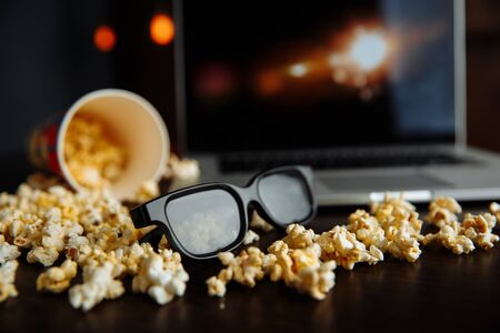 Passez Une Bonne Soirée À Regarder Un Film Sur Un Ordinateur Portable Avec Du Pop-corn Banque D'Images et Photos Libres De Droits. Image 147569462