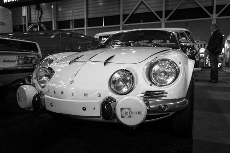 マーストリヒト オランダ 15 年 1 月 9 日 結婚式のリムジンの片 ネオ クラシック車 Cmc ティファニー構築に基づいて現代自動車フォード 黒と白 国際的な展覧会 Interclassics Topmobiel 15 の写真素材 画像素材 Image