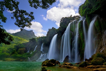The landscape of Saigon: Bản Giốc hay thác nước Detian ở Cao Bằng, Việt Nam