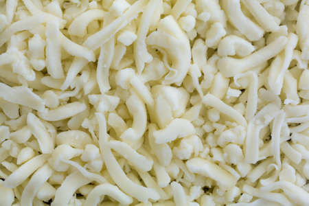 小さなボウルに白背景に分離された低水分全乳モッツァレラチーズのピザの部分の平面図です の写真素材 画像素材 Image