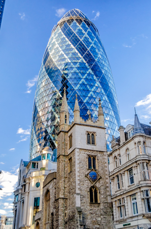 30 セント メリー アクス建物またはロンドンの朝ガーキン の写真素材 画像素材 Image