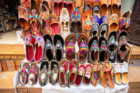 Bunten Ethnischen Schuhe Und Zigeunerband Auf Gelbem Bunten Ethnischen Schuhe Und Zigeunerband Auf Gelbem
