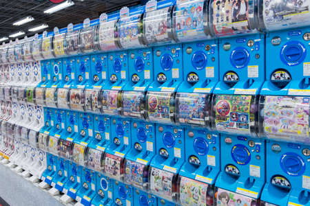 東京 17 年 2 月 9 日 日本のカプセル玩具自販機ガチャポン成田国際空港で の写真素材 画像素材 Image