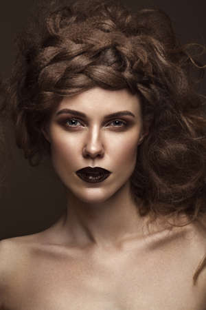 創造的な髪型の芸術と美しい女の子が完璧なは 皮膚と化粧の濃い 顔の