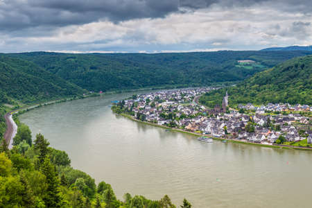 Vista aérea de la ciudad Spay en el rÃo Rin, en el tiempo nublado, garganta del Rin, Renania-Palatinado, Alemania, Europa Foto de archivo - 64848850