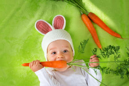 a carrot: Bé ở thỏ hat ăn cà rốt tươi Kho ảnh