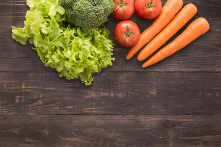 a carrot: thiết lập các loại rau tươi trên nền gỗ với rất nhiều không gian sao cho văn bản hoặc chỉnh sửa của bạn. Kho ảnh