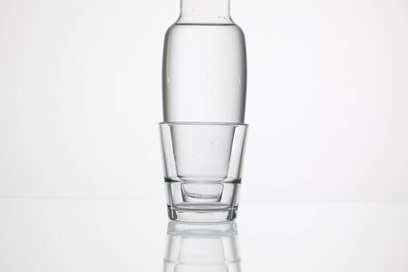 ガラスの机の上の水のグラス の写真素材 画像素材 Image