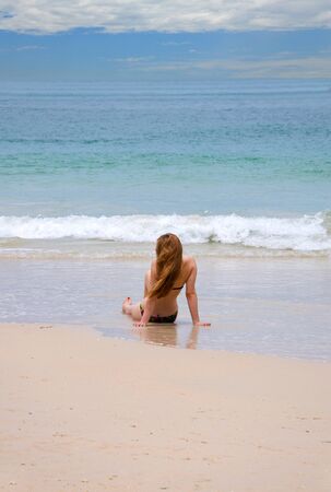 女一人で海を見てビーチの上に座るし ライレイ タイのクラビ県の島 の写真素材 画像素材 Image