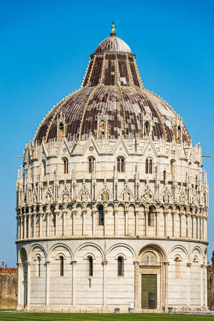 Baptysterium san giovanni. piza chrzcielnica świętego jana w stylu romańskiego gotyku (1152-1390), piazza dei miracoli (plac cudów). toskania, włochy, europa.