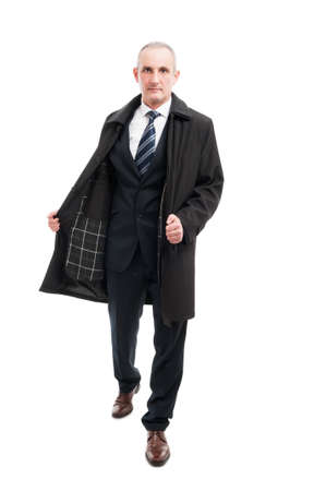白い背景に分離されたエレガントなレインコートを着て中年ビジネスマンの全身 の写真素材 画像素材 Image 白い背景に分離されたエレガントなレインコートを着て中年ビジネスマンの全身 の写真素材 画像素材 Image
