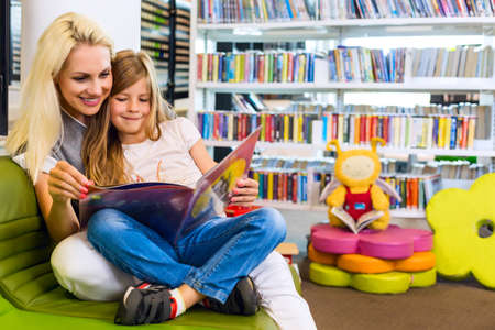 一緒に本を読む小さな女の子とお母さん 幸せな家庭 保育園のコンセプト 子供の教育親 の写真素材 画像素材 Image