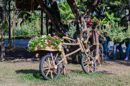木製自転車を屋外のガーデニングのアイデアを花します の写真素材 画像素材 Image 木製自転車を屋外のガーデニングのアイデアを花します の写真素材 画像素材 Image