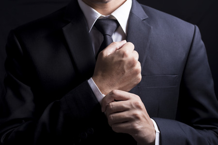 Los Hombres Que Visten Un Traje Negro, Se Ven Creíbles, Un Los Hombres Que Visten Un Traje Negro, Se Ven Creíbles, Un