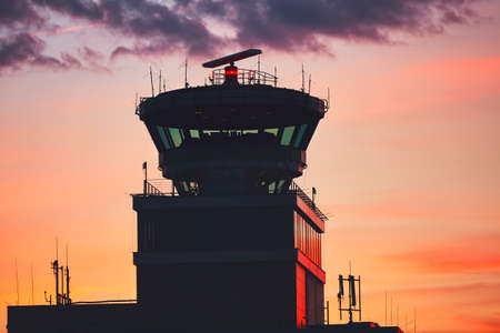 Torre de control de tráfico aéreo en el aeropuerto durante la puesta del sol increíble. Praga, República Checa Foto de archivo - 79421637