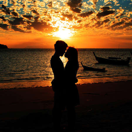 19686324-silhouet-geluk-en-romantische-sc%C3%A8ne-van-liefde-koppels-partners-op-het-strand.jpg