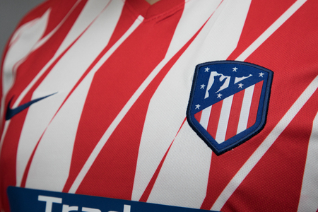 バンコク タイ 8 月 23 日 8 月サッカー ジャージ上新しいアトレティコ マドリードのロゴのロゴ 23 17 の写真素材 画像素材 Image バンコク タイ 8 月 23 日 8 月サッカー ジャージ上新しいアトレティコ マドリードのロゴのロゴ 23 17 の写真素材 画像素材 Image